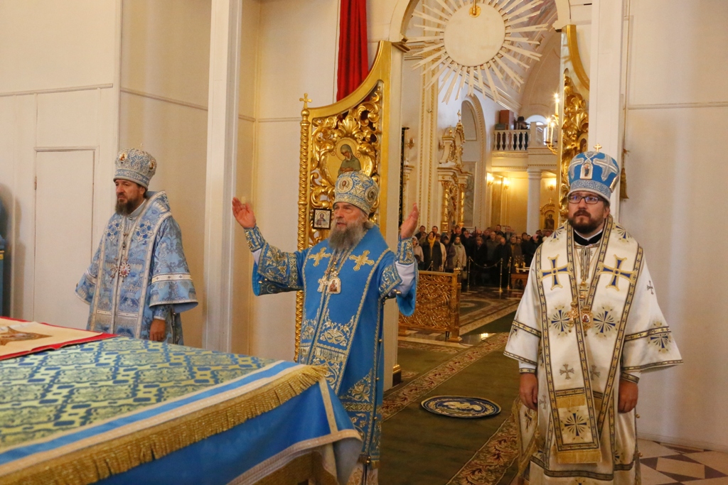 Праздник Казанской иконы Божией Матери (в память избавления Москвы и России от поляков в 1612 году): Глава митрополии возглавил Божественную литургию в Свято-Феодоровском кафедральном соборе